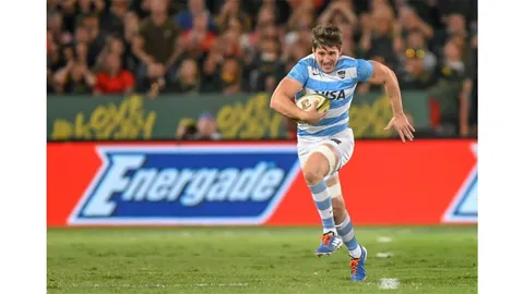 SCARLETS, EL NUEVO DESTINO DE TOMÁS LEZANA