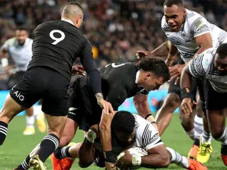 LOS ALL BLACKS CERRARON LA VENTANA DE JULIO CON UN TRIUNFO