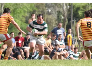 En un partidazo, Mercedes le ganó a St. Brendan’s, con un penal sobre la hora desde la mitad de la cancha