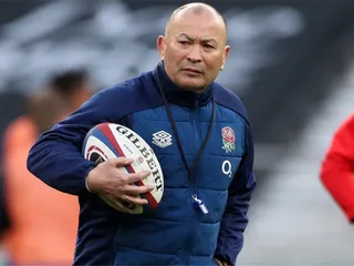 EDDIE JONES HACE CAMBIOS EN INGLATERRA PARA VISITAR A ITALIA