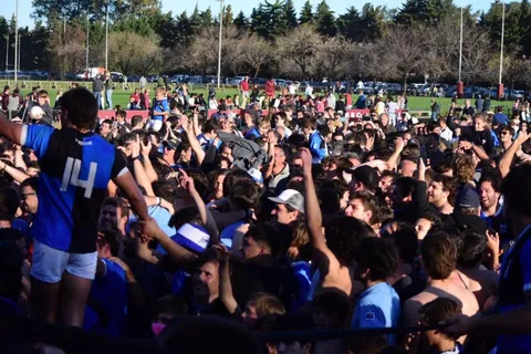 Festejo de la hinchada de CUBA tras zafar del descenso directo