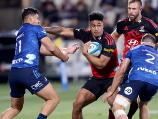 CRUSADERS CAYÓ EN SU CASA Y PERDIÓ LA OPORTUNIDAD DE LLEGAR A LA CIMA