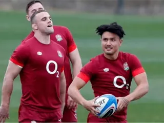 CRISIS EN EL CAMPO DE ENTRENAMIENTO DE INGLATERRA EN ITALIA: MARCUS SMITH SE RETIRÓ EN MULETAS