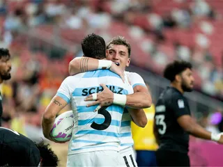 LOS PUMAS SEVEN CONSIGUIERON UNA GOLEADA CON RECORD FRENTE A NUEVA ZELANDA PARA MAÑANA DEFINIR EL GRUPO ANTE A CANADÁ