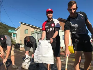 Los jugadores de Canadá ayudaron a limpiar la ciudad de Kamaishi tras el tifón Hagibis