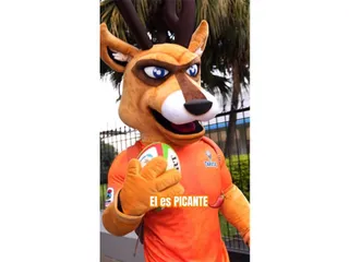 MIENTRAS TARUCAS PRESENTÓ A "EL PICANTE", SU MASCOTA, GARCÍA HAMILTON PADECE UNA ESGUINCE DE RODILLA