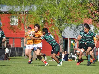 MERCEDES SE QUEDÓ CON UN TRABAJADO TRIUNFO ANTE VARELA Y SUEÑA CON LOS PLAYOFFS