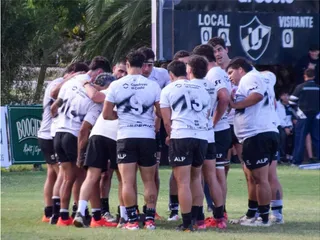 UNIVERSITARIO DE LA PLATA SALIÓ DEL FONDO Y HUNDIÓ A DEPORTIVA FRANCESA