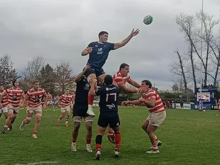 ALUMNI LE GANÓ A BUENOS AIRES Y ACECHA A LOS DE ARRIBA