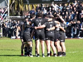Universitario de La Plata obtuvo un triunfo increíble ante Olivos y sueña con quedarse en la categoría