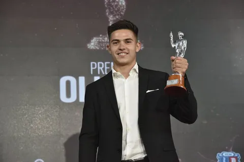 Marcos Moneta, uno de los mejores jugadores de seven del mundo posa con el Olimpia de Plata