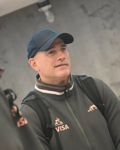 El entrenador argentino antes del embarque a Inglaterra