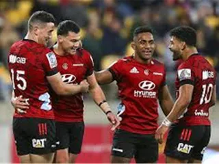 Crusaders, sin jugar, quedó a un paso del título