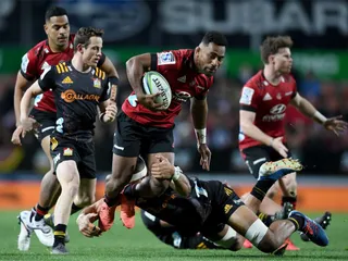 Crusaders dio un nuevo paso hacia el título