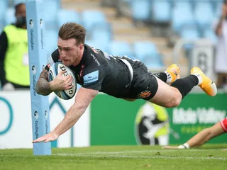 Exeter ganó y continúa como líder