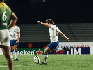 Uruguay cerró la jornada y superó a Brasil. Favaro fue clave por su efectividad